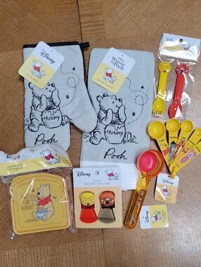 NWT Disney Winnie The Pooh 7 Pc Kitchen Set - Towel Oven Mitt Measuring Spoons